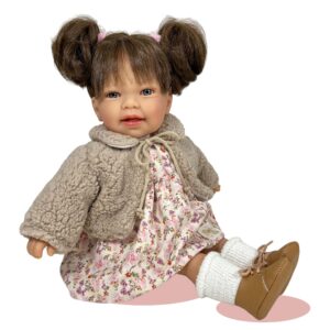 Doris-Kabátban- Nines d’Onil játékbaba