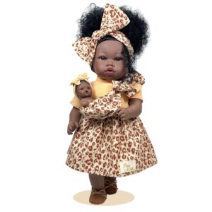 Maria kisbabával-leopárdmintás ruhában – Nines d’Onil élethű játékbaba